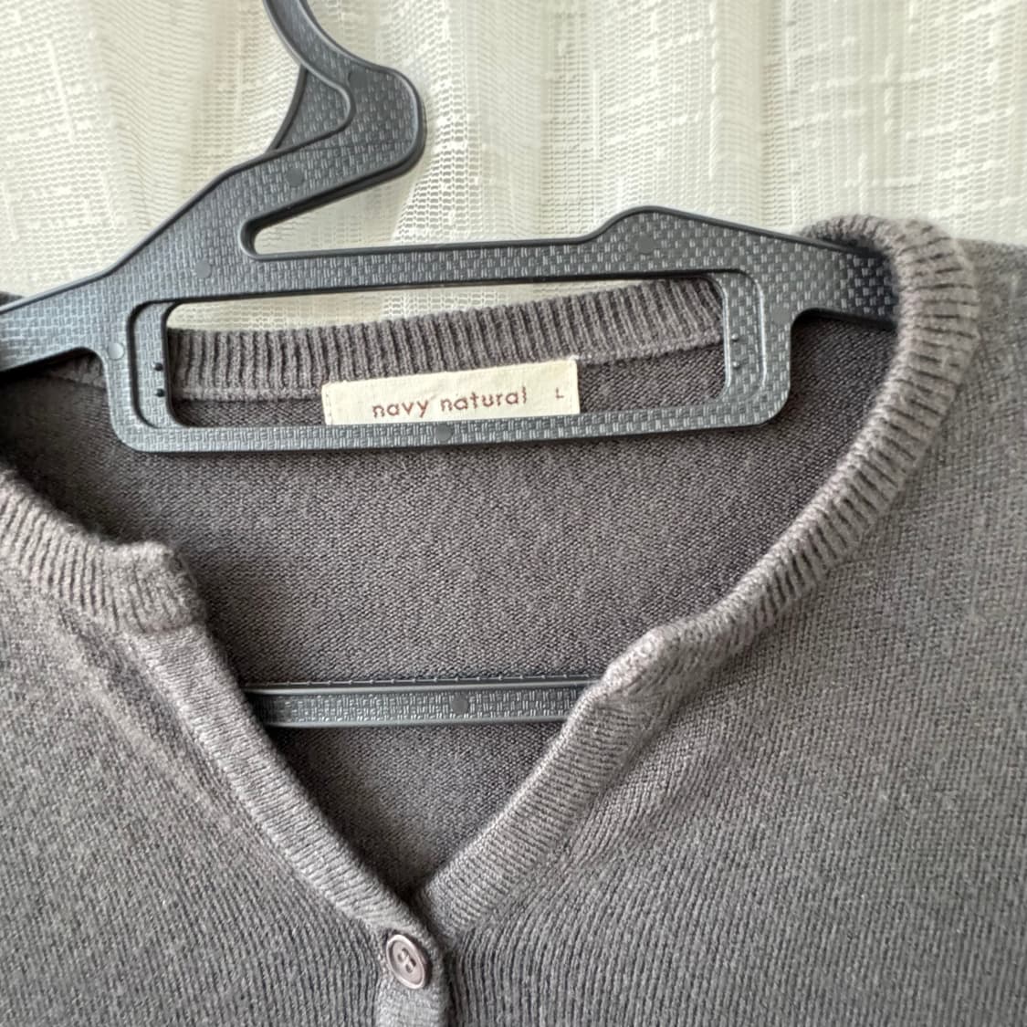 차콜 브이넥 단추 포인트 니트 티셔츠 상품이미지5