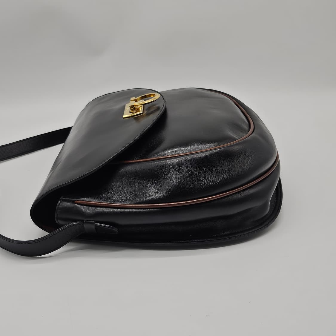 정품 페라가모 숄더크로스백 상품이미지4