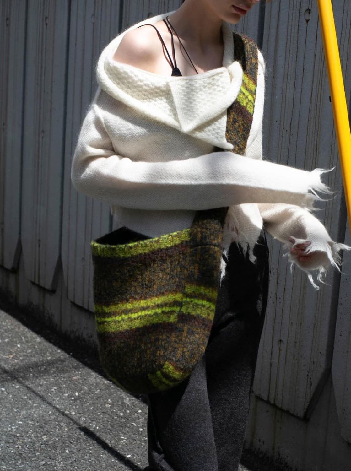 (무료배송, 수수료 x) 퍼버즈 니트 뉴스페이퍼 크로스백 판매합니다! 상품이미지3