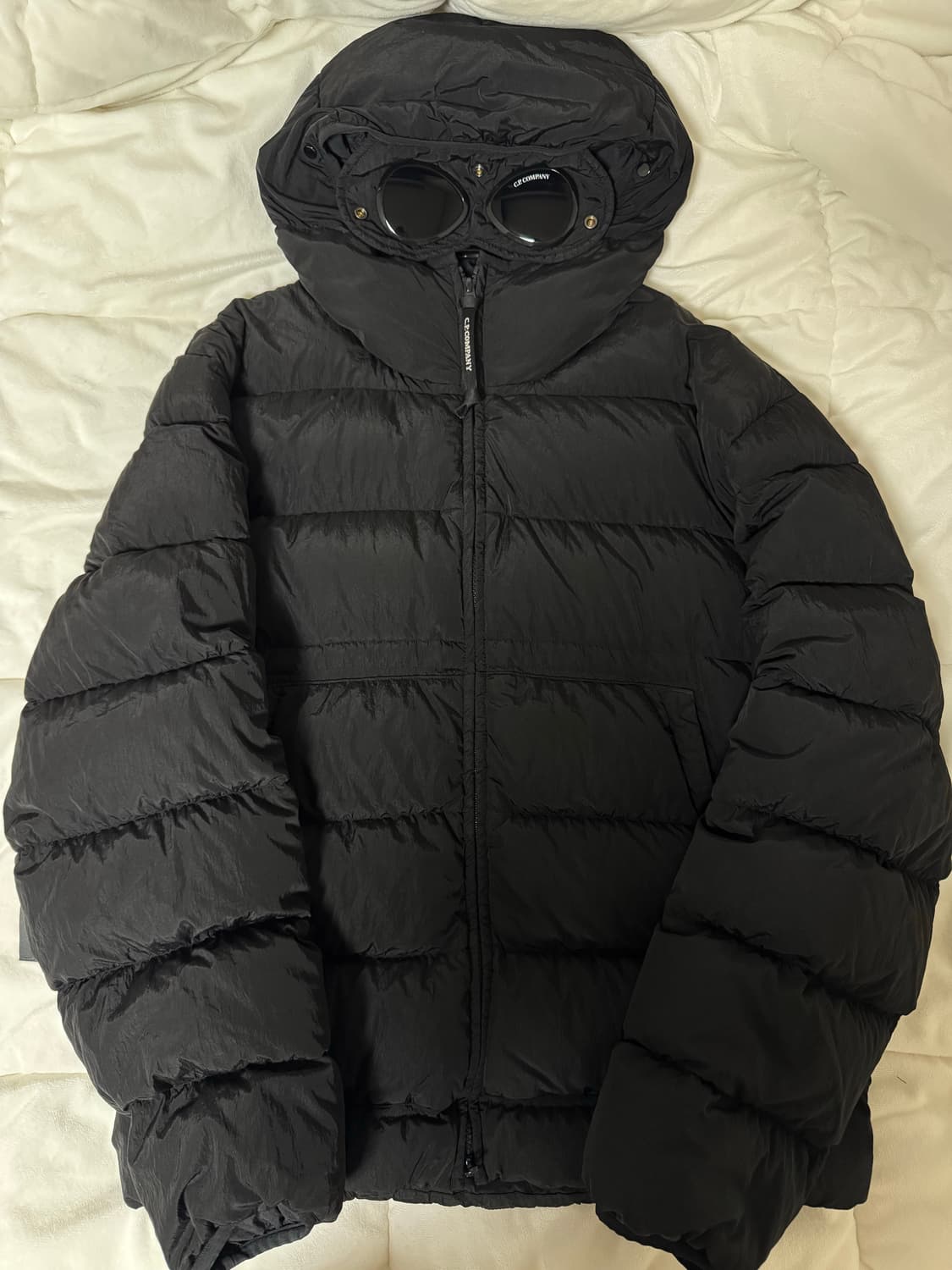C.P. 컴퍼니 크롬-R 고글 다운 자켓 - 24FW 상품이미지1