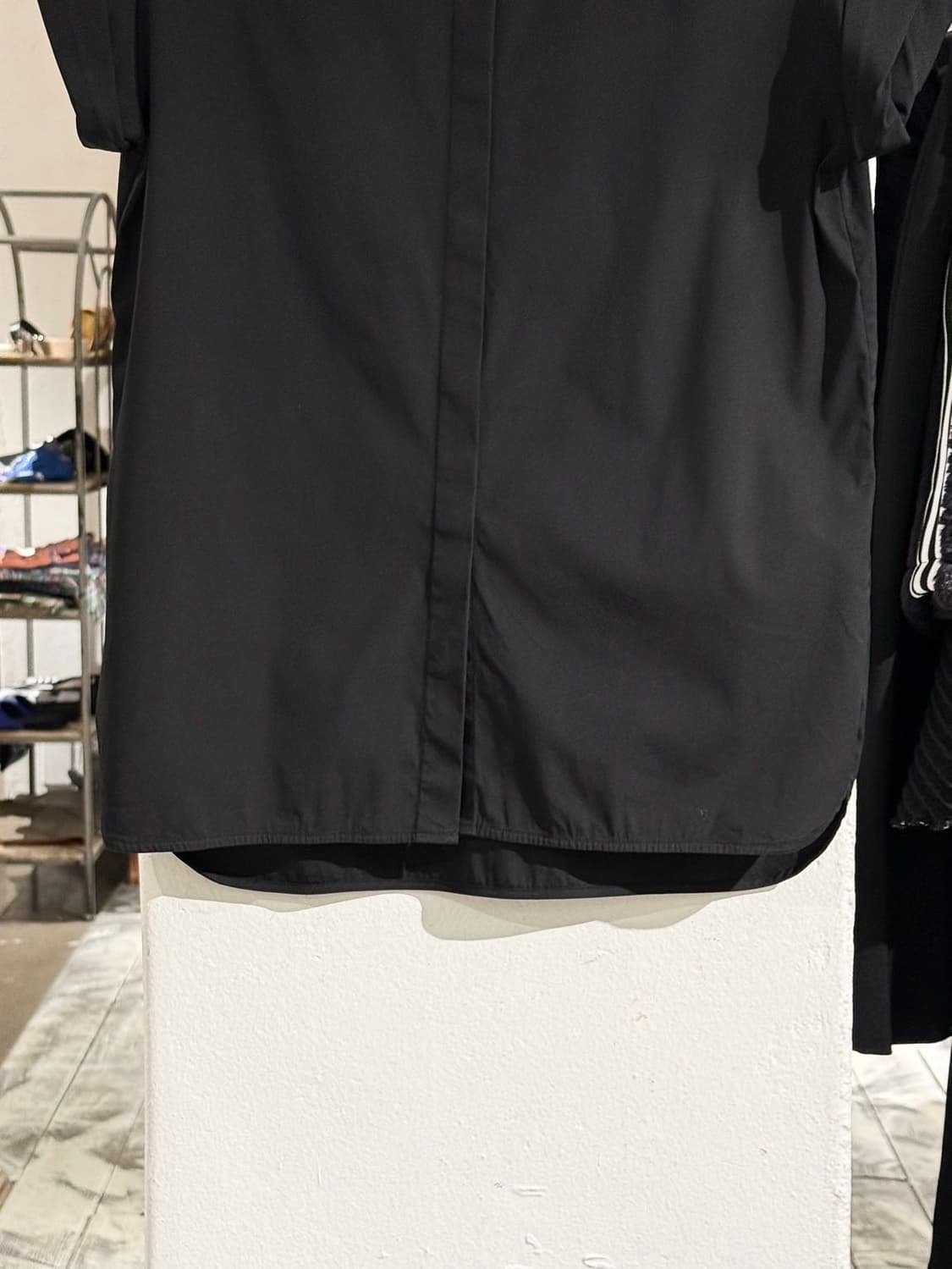 닐바렛 블랙 코튼 블렌드 히든버튼 하프티셔츠 상품이미지5