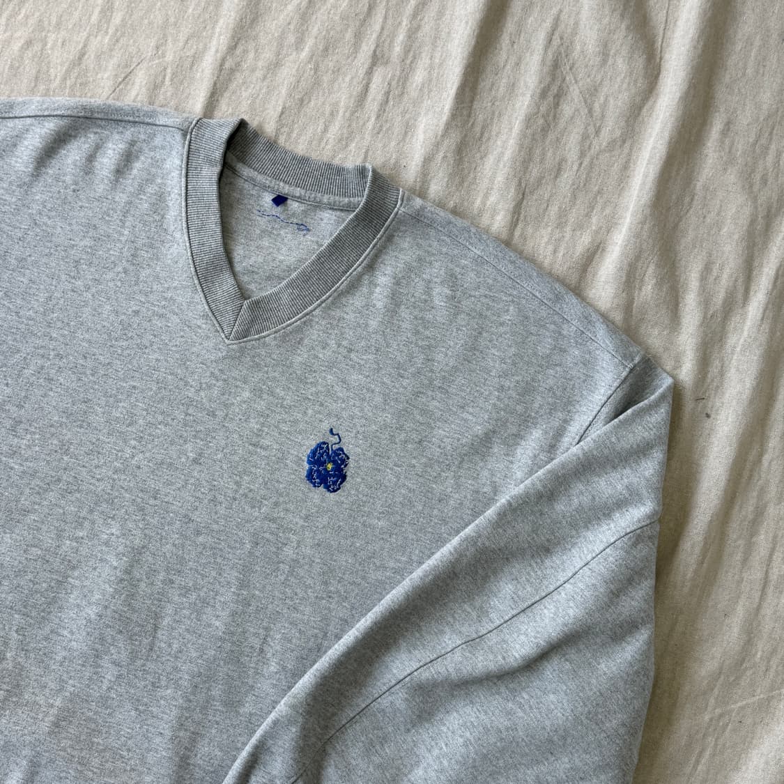 아더에러 블루블라썸 자수 브이넥 맨투맨 1 상품이미지2