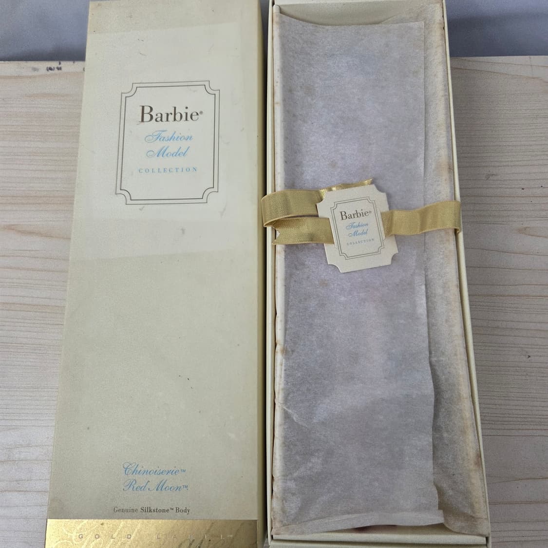 2004년 바비인형 골드라벨 한정판 시누아즈리 레드 문 실크스톤 바비 상품이미지4