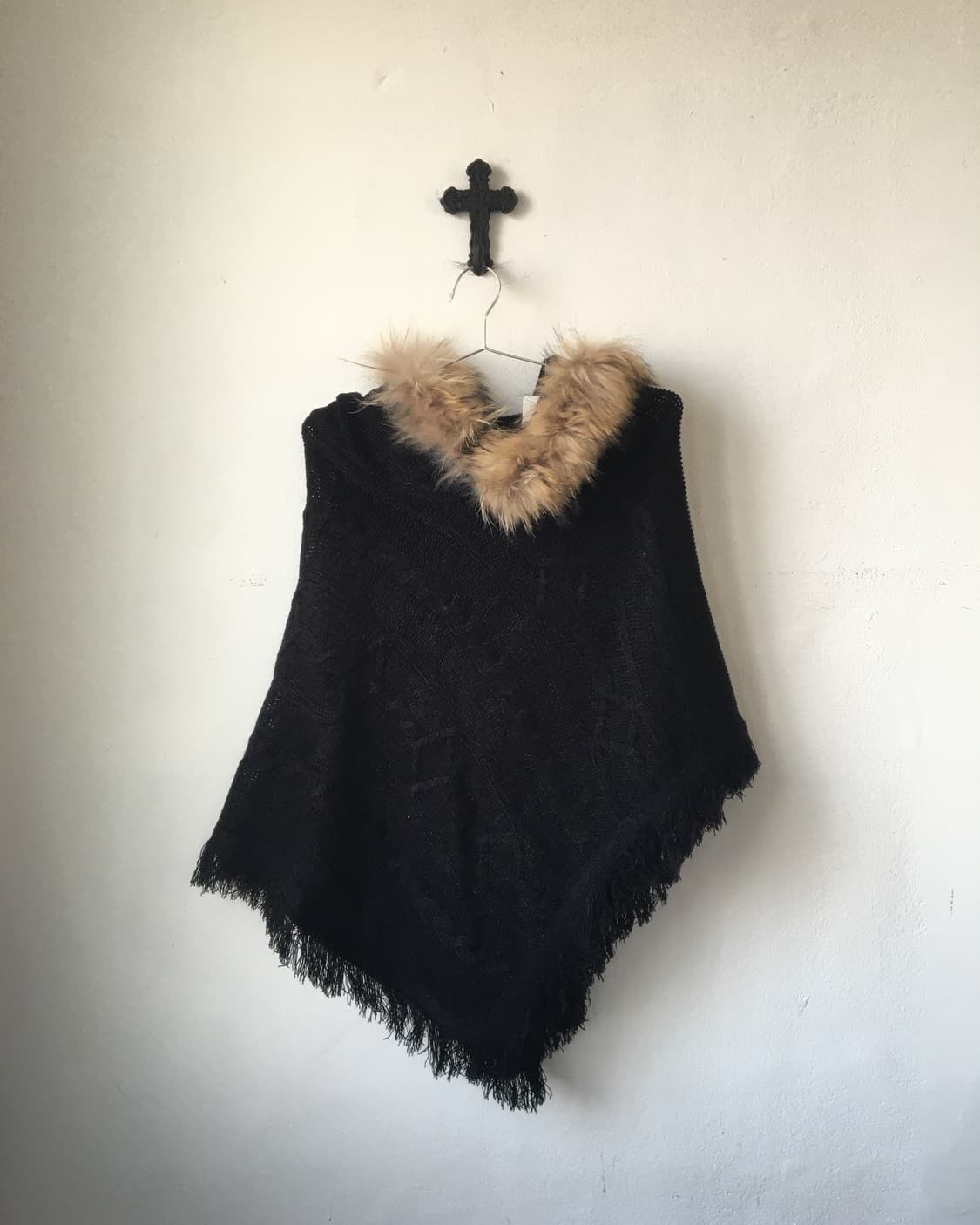 Fake fur hood fringe knit cape 상품이미지2