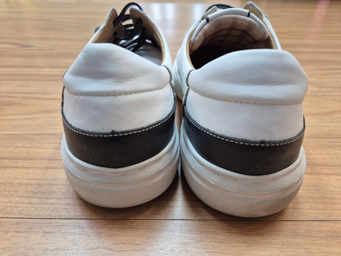 닥스 흰색 가죽 스니커즈 275mm입니다. 흰색 스니커즈라 전체적으로 사 상품이미지3