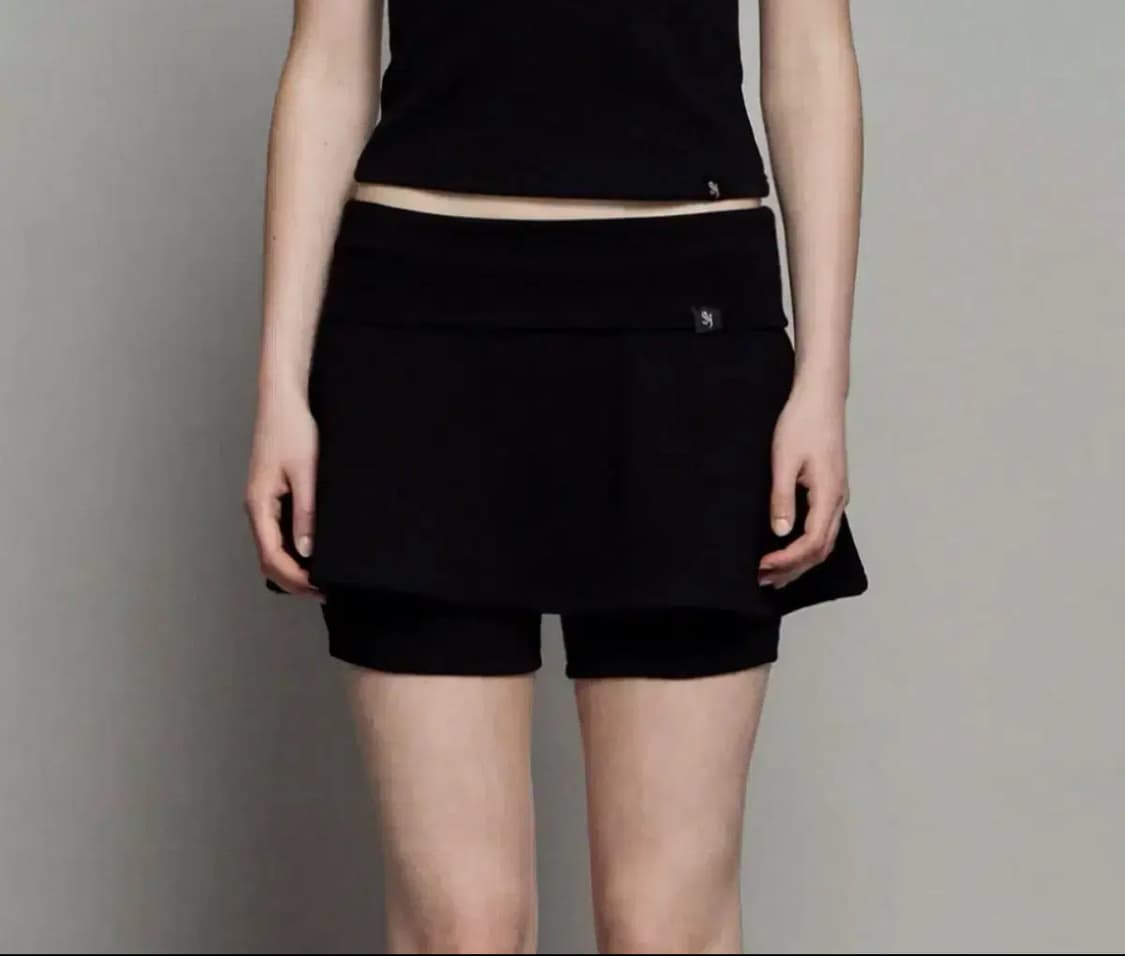 시너진 폴드 플레어 스커트 블랙, 플레인 슬리브리스 탑 블랙 상품이미지1