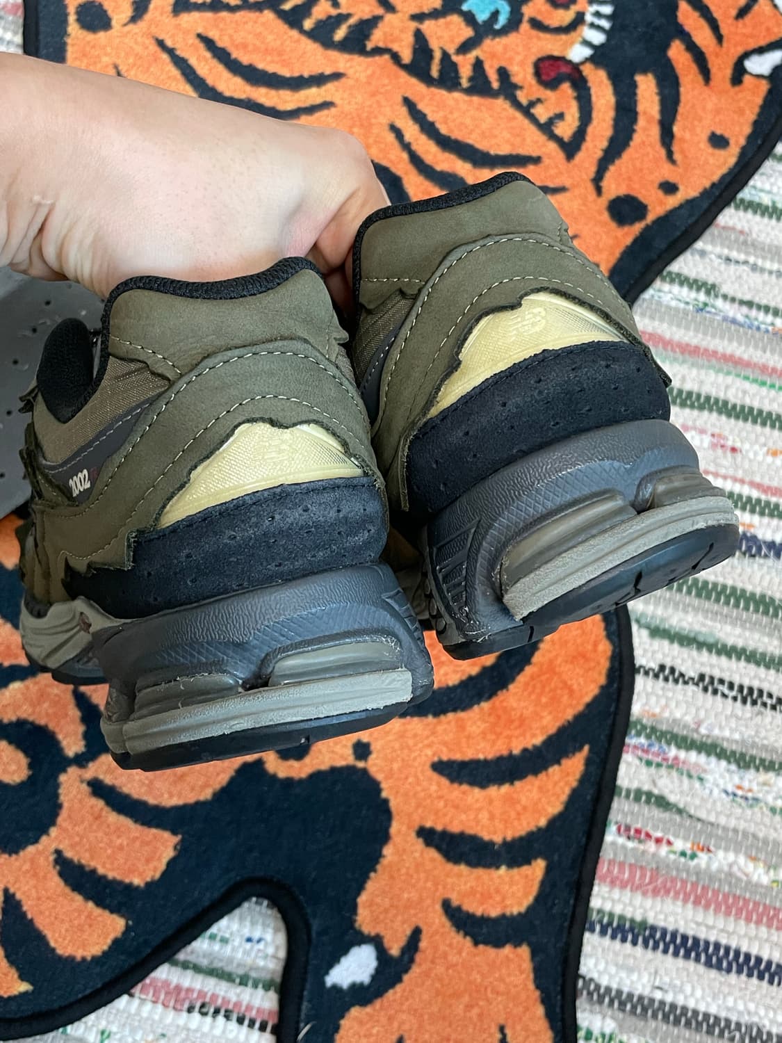 뉴발란스 2002r 프로텍션 팩 다크모스 255 상품이미지2