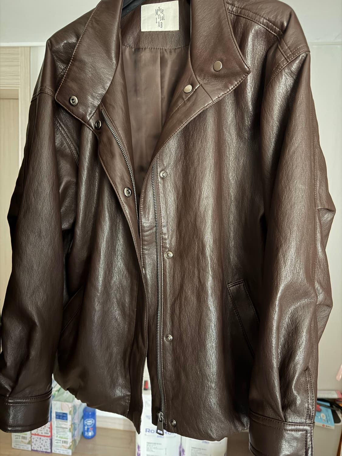 머티리얼랩 26SS 여성 퍼널넥 FAUX 레더 코쿤 자켓 상품이미지4