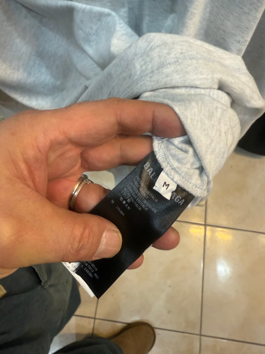 105/22ss 정품 발렌시아가 롱 슬리브 맨투맨 팝니다 상품이미지3