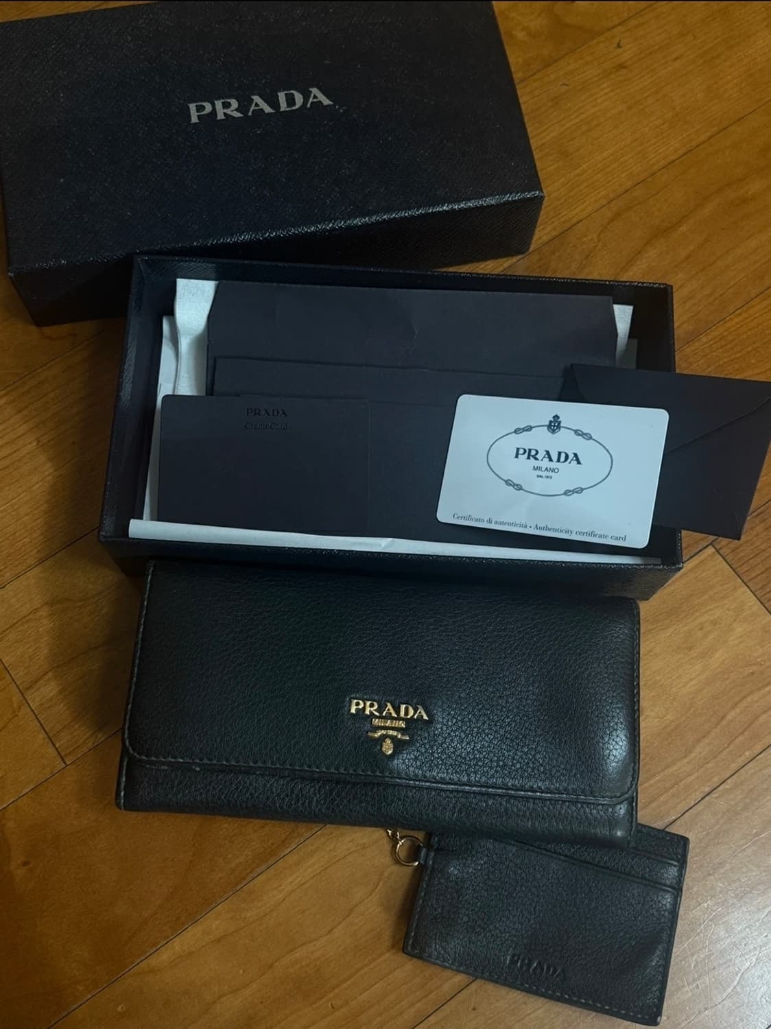 프라다 블랙 사피아노 장지갑, 미세 스크레치 상품이미지1