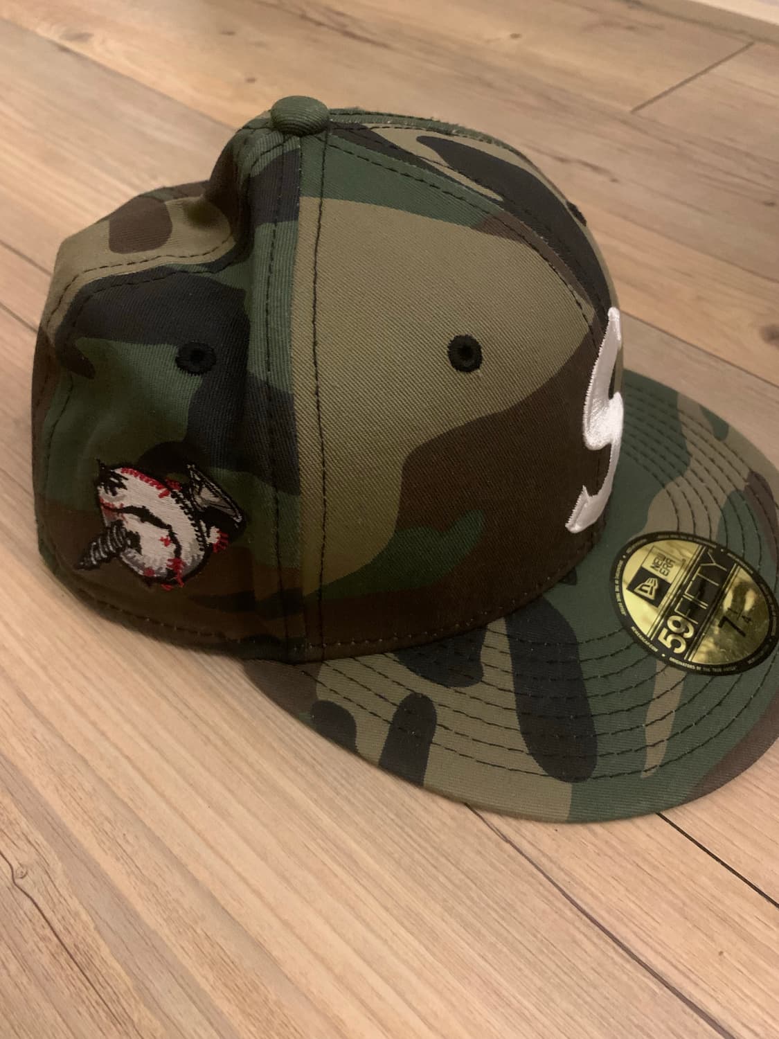 슈프림X뉴에라 스크류 볼 S로고 우드랜드 카모 상품이미지3