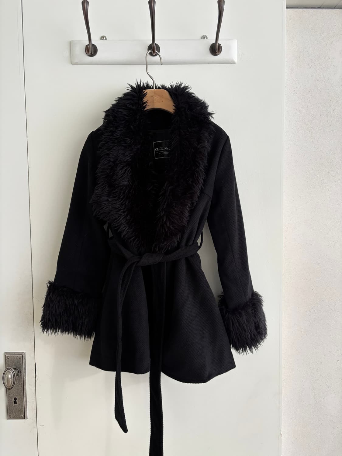 세실맥비 오네갸루 블랙 퍼 카라 코트 상품이미지4