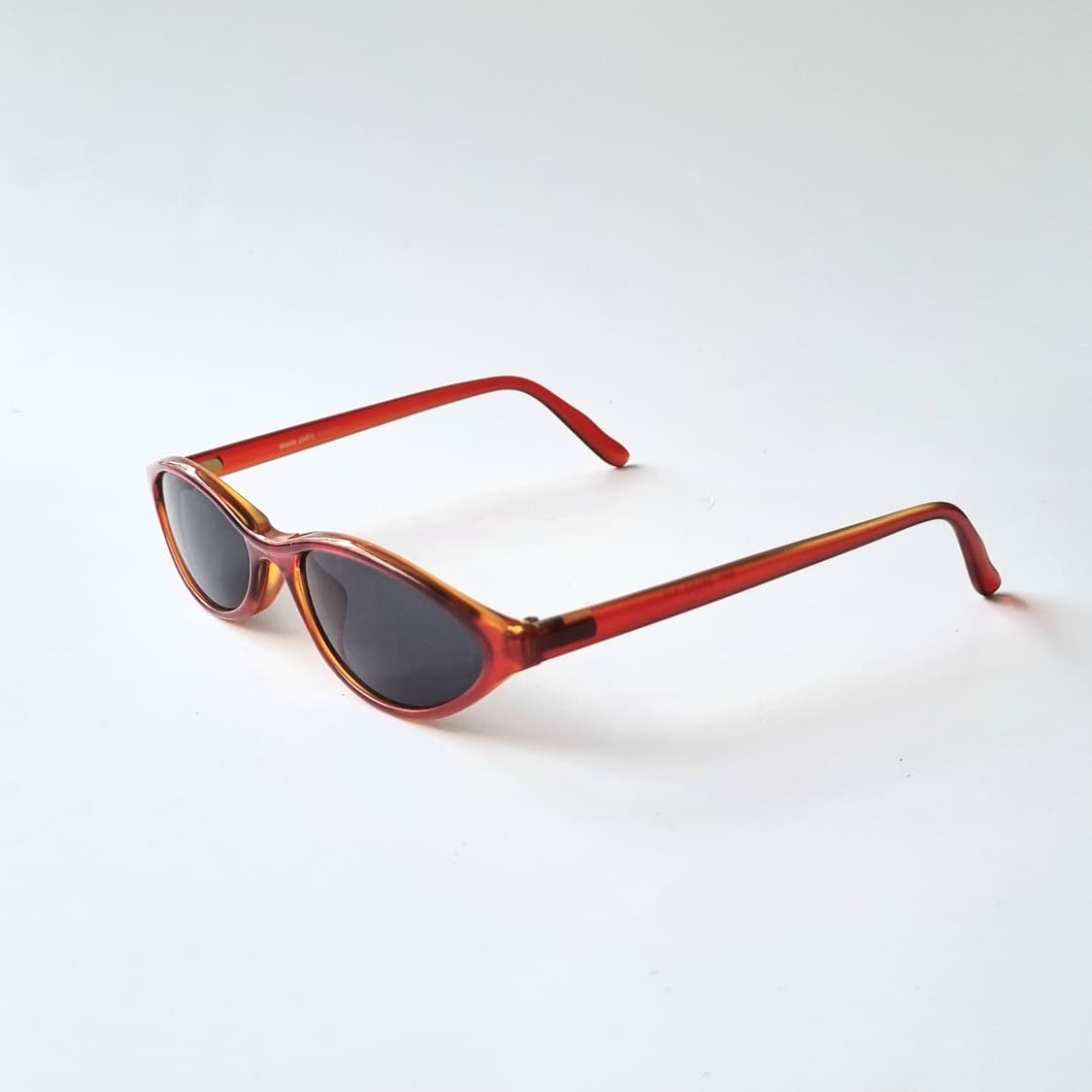 데드스탁 빈티지 무드의 슬림 캣아이 선글라스 상품이미지3