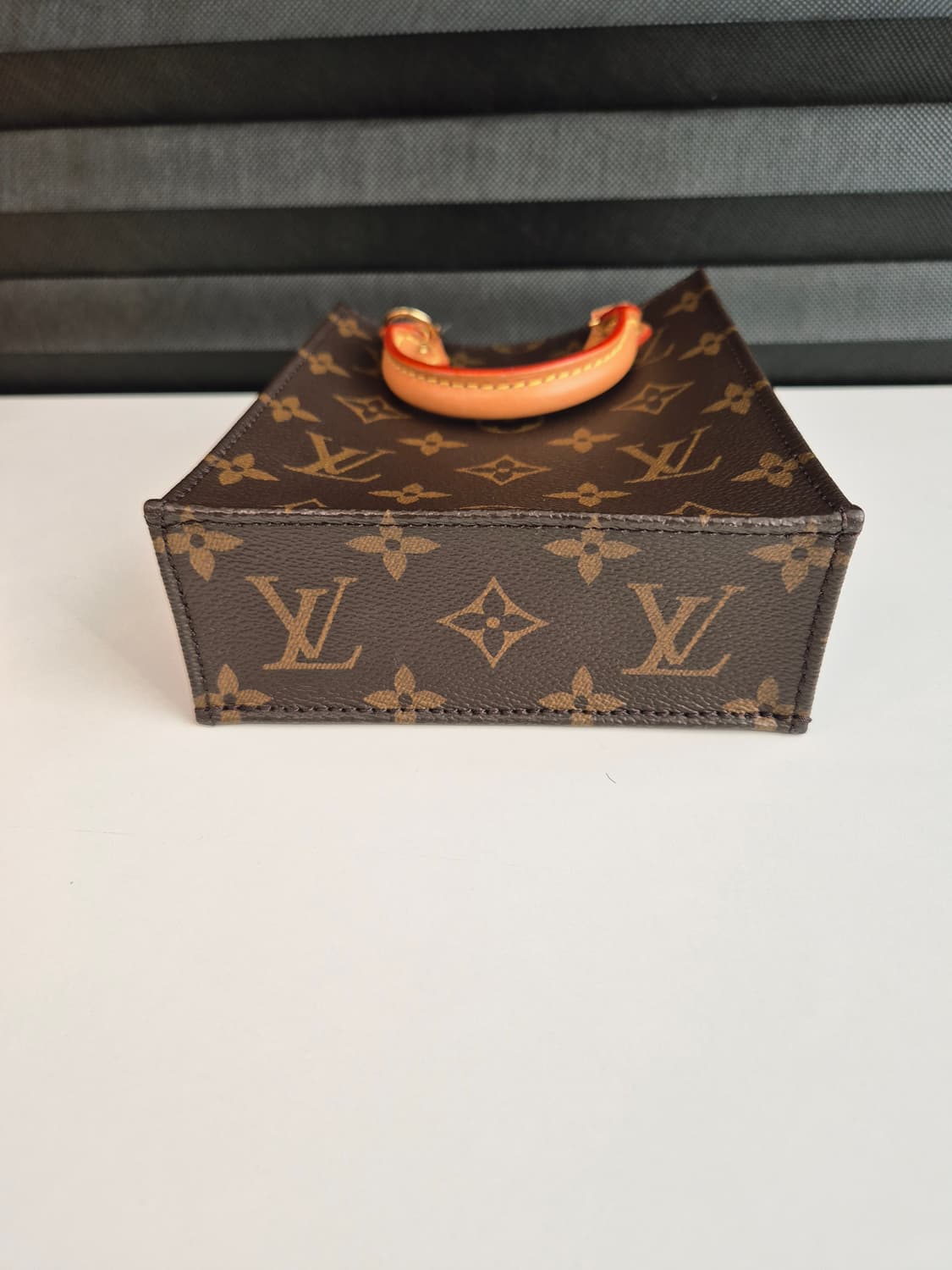 루이비통 쁘띠 삭플라 모노그램 상태 S급 (영수증 포함 풀구성) 상품이미지4