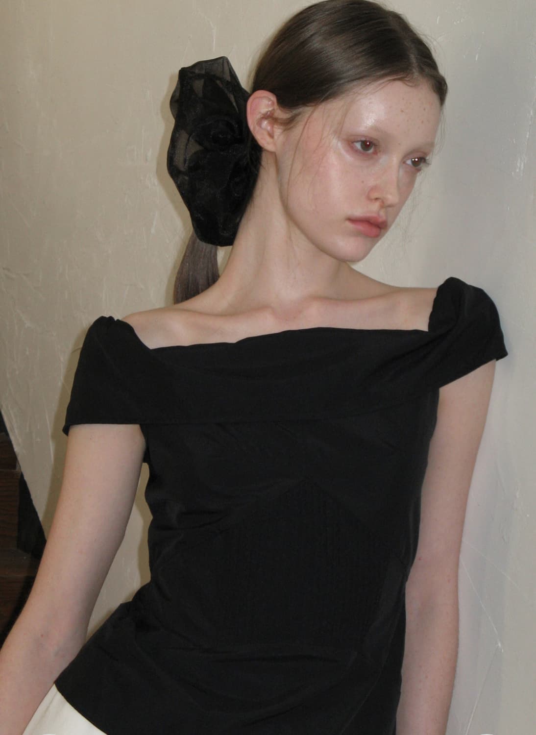 시눈 OFF-SHOULDER PINTUCK BLOUSE (BLACK) 상품이미지2