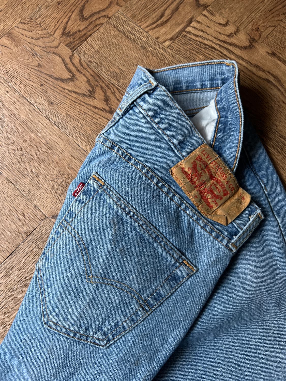 [33]리바이스 501 데미지드 미디엄블루 데님 팬츠 상품이미지4