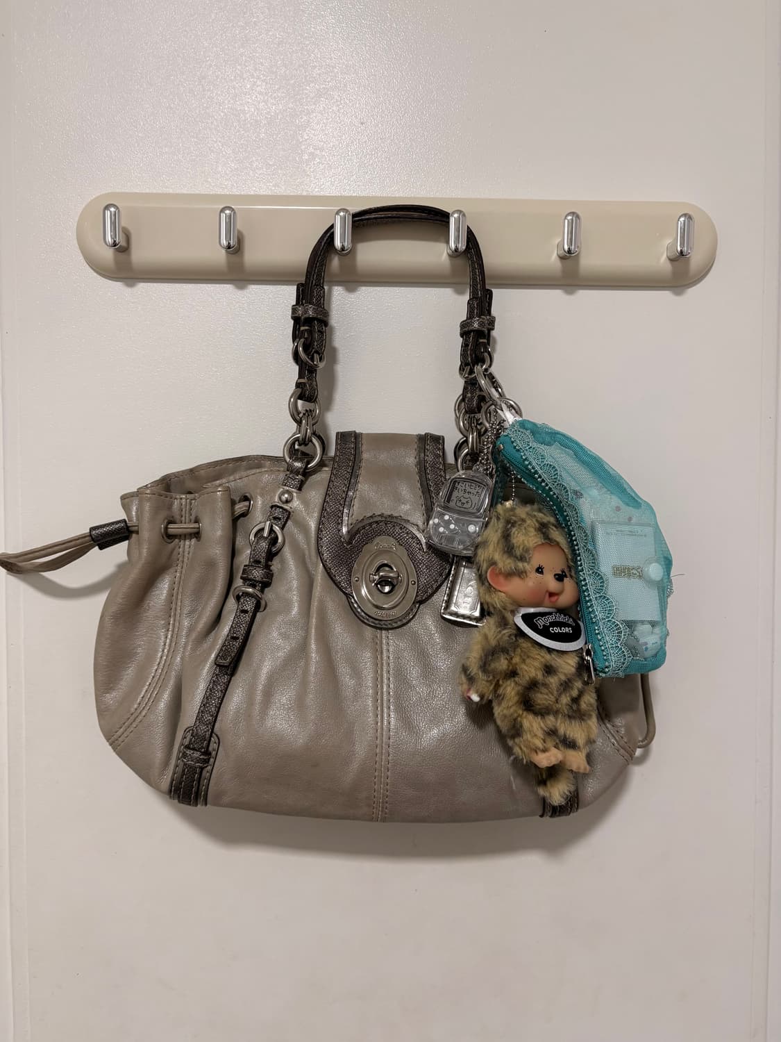 Coach silver glitter hand bag 상품이미지3