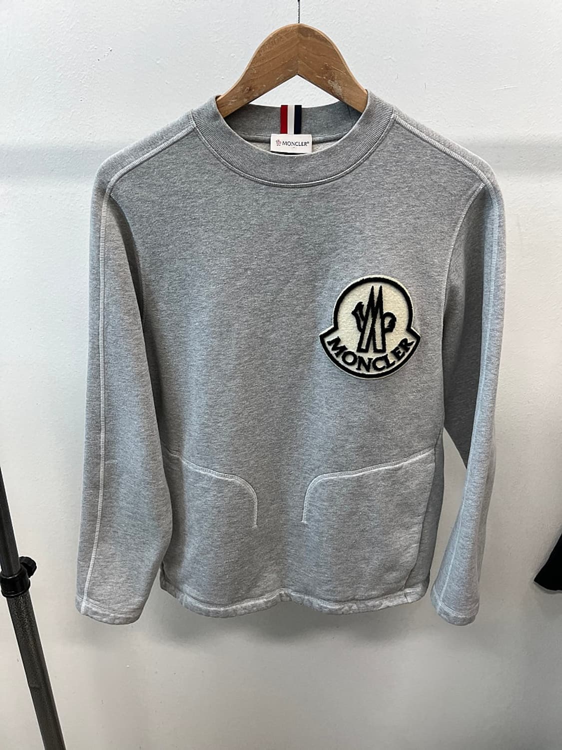 95) 몽클레어 빅와펜 맨투맨  상품이미지2