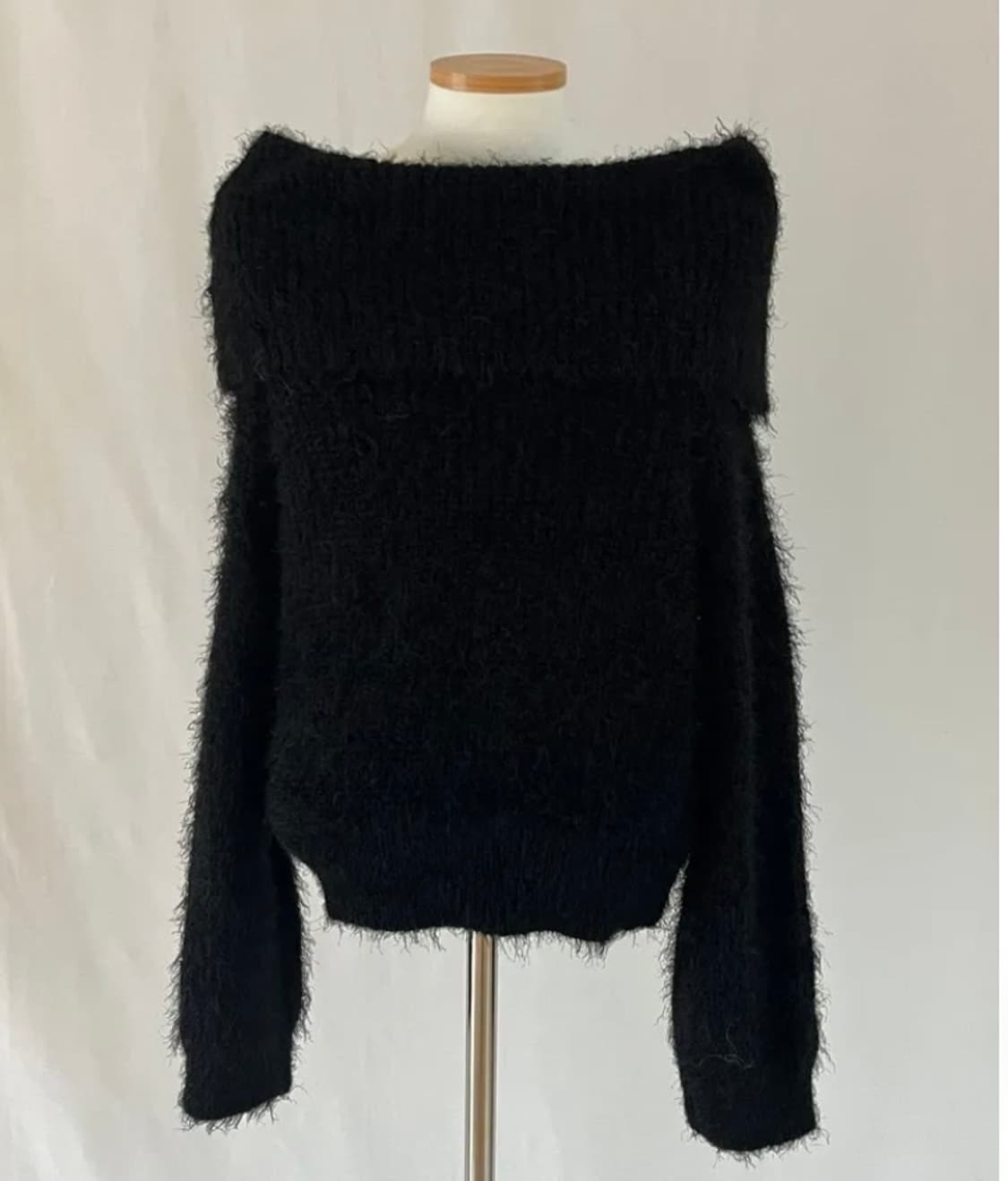 블랙 앙고라 오프숄더 니트 상품이미지1