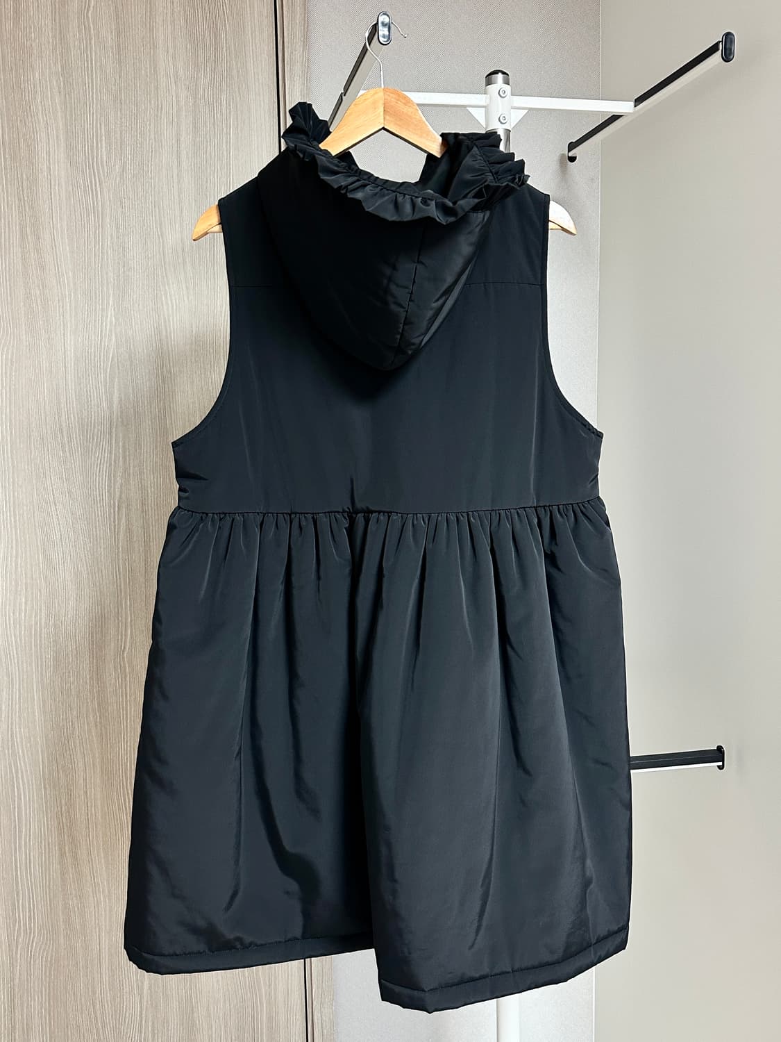 eunoia 유노이아 프릴 후드 패딩 베스트 블랙 상품이미지4