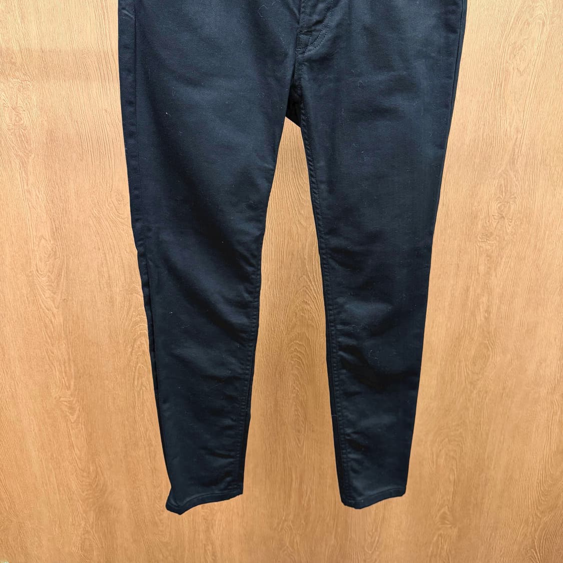 아크네스튜디오 코튼 팬츠 로고 버튼 포인트 백포켓 디테일 슬림핏 블랙 상품이미지5