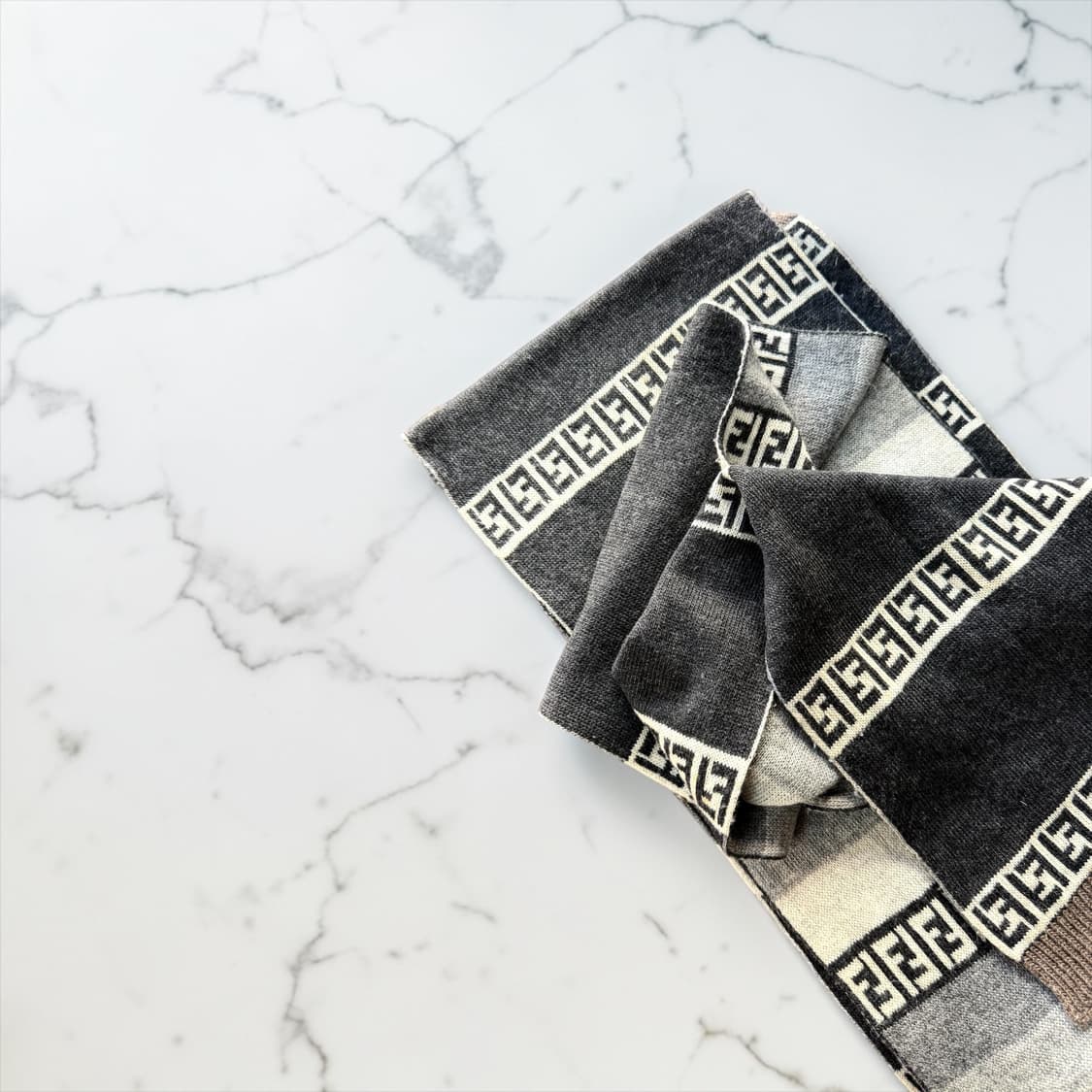 펜디 FF 모노그램 리버시블 머플러 상품이미지5