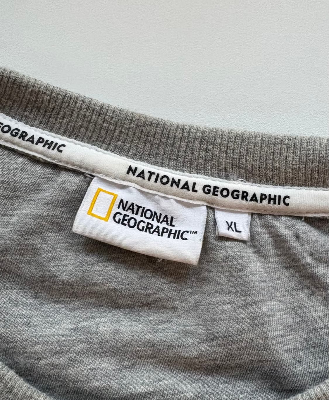 내셔널지오그래픽 와펜 그레이 맨투맨  상품이미지4