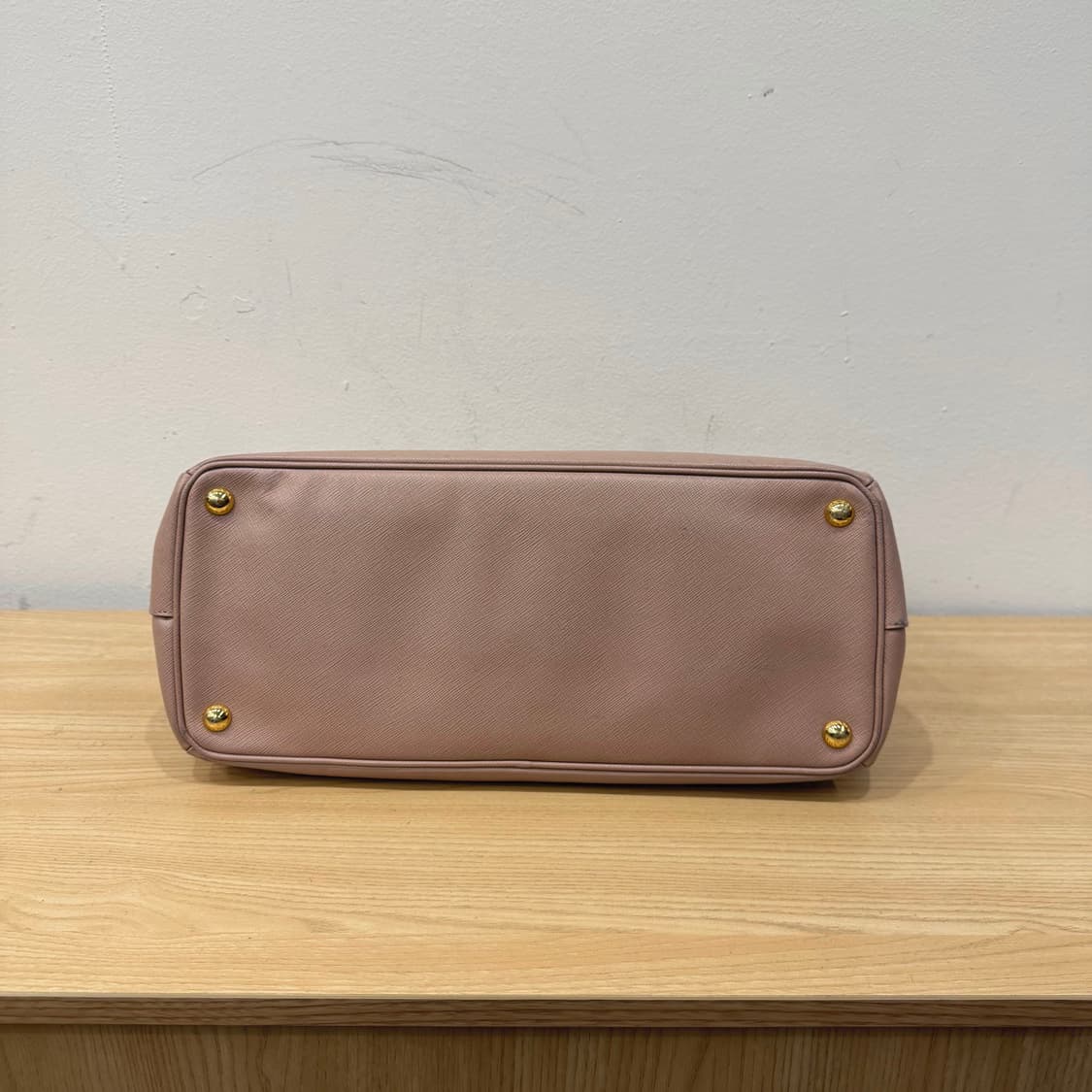 프라다 토트백 사피아노 레더 골드 삼각 로고 디테일 베이지 핑크 상품이미지4