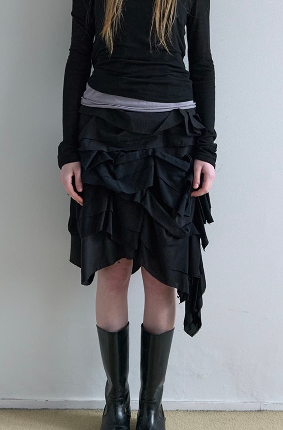 낫띵에브리띵 RUFFLE MIDI SKIRT IN BLACK (01) 상품이미지1