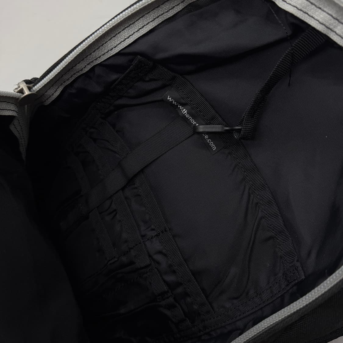 노스페이스 고프코어 에센셜 테크니컬 스몰 백팩 블랙 상품이미지7