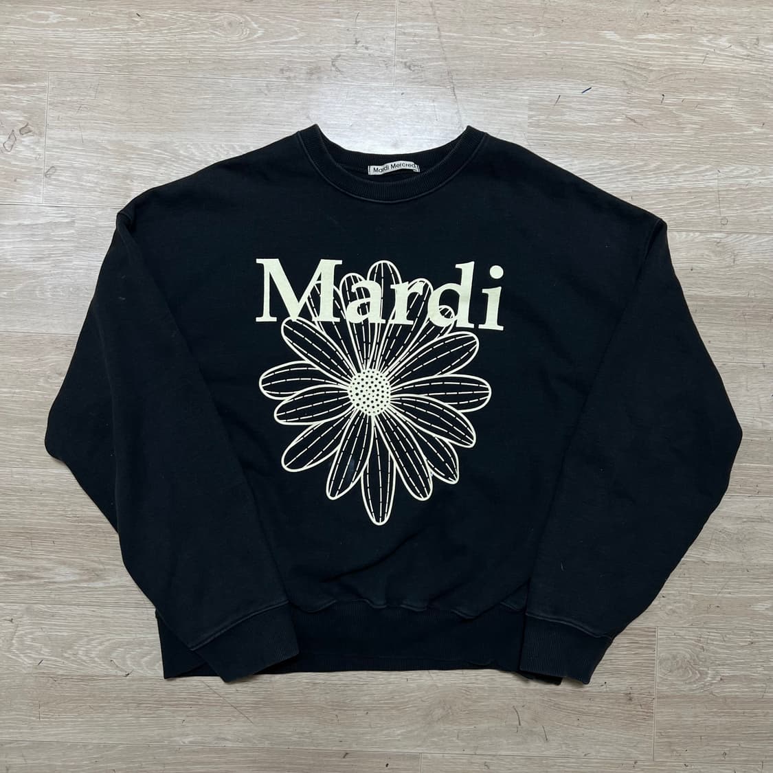 마르디 메크르디 여성 플라워 빅로고 프린팅 맨투맨 [블랙] Free 상품이미지1