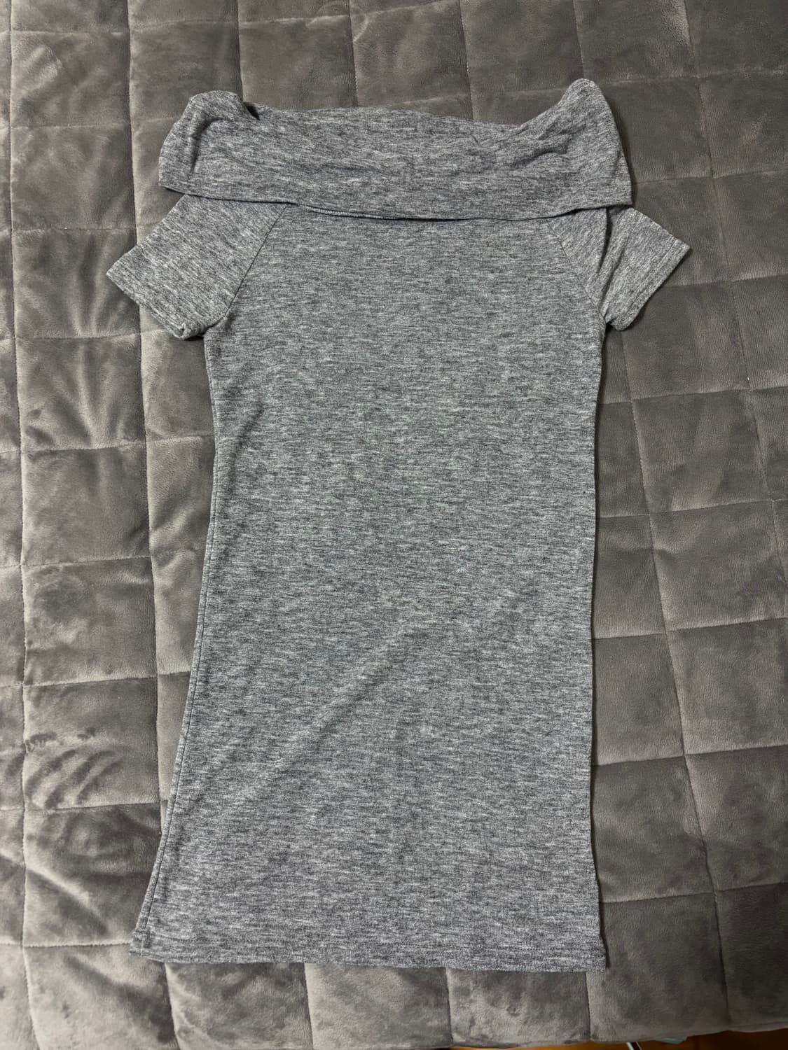 아워캐비넷 회색 오프숄더티 상품이미지1