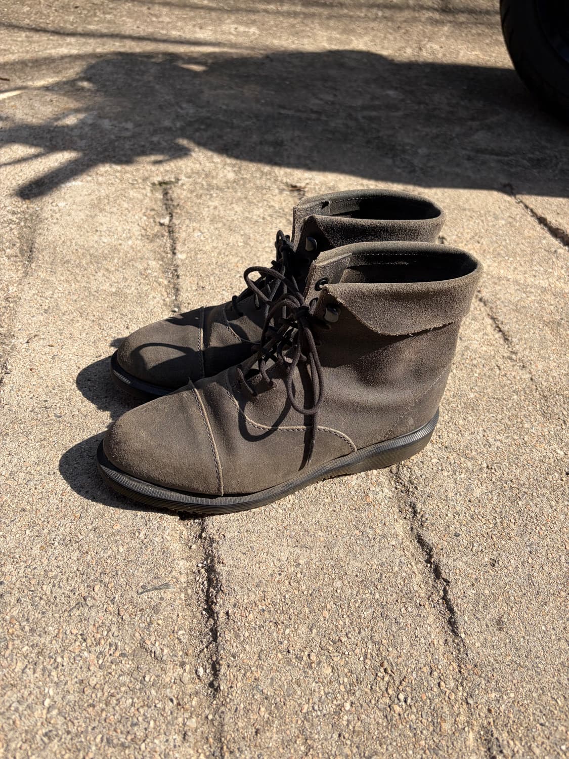 230) Dr. Martens 브라운 스웨이드 레이스업 부츠  상품이미지1