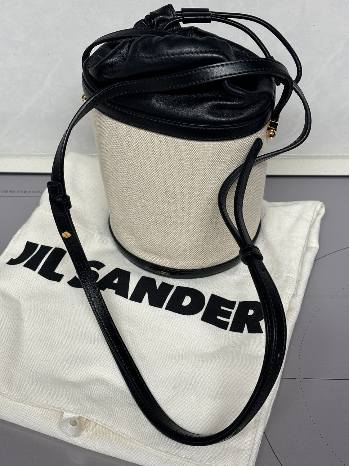 질샌더 미니 타오스 버킷백 상품이미지1