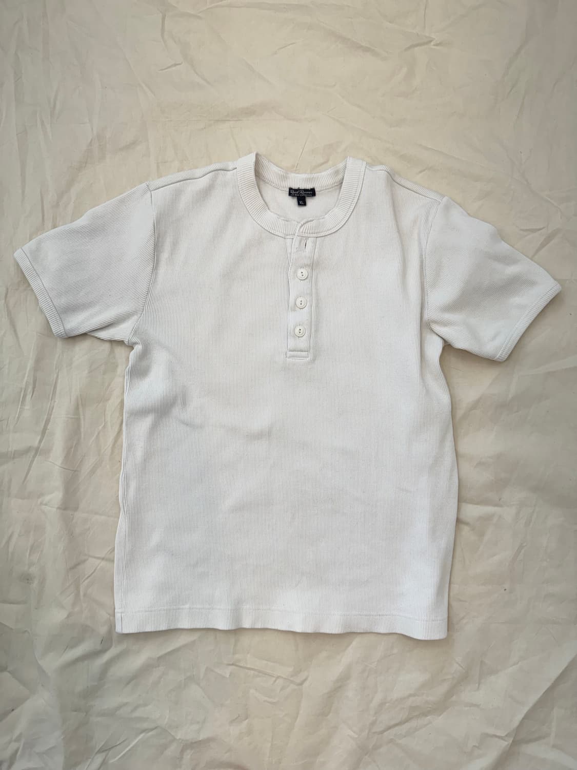 화이트 헨리넥 버튼 티셔츠 상품이미지2