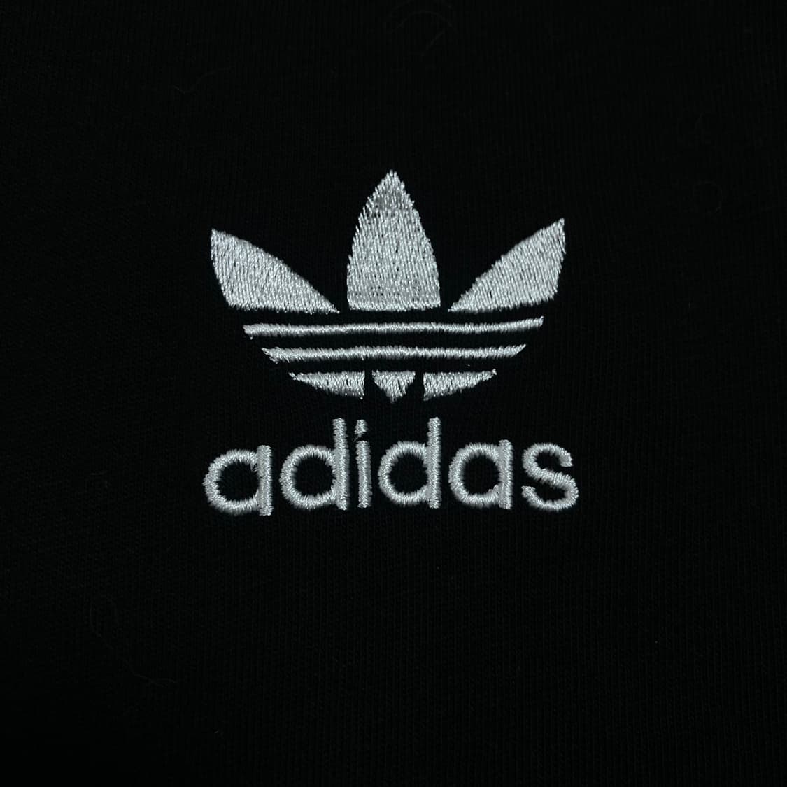 아디다스 오리지날 스몰 로고 블랙 반팔티 상품이미지2