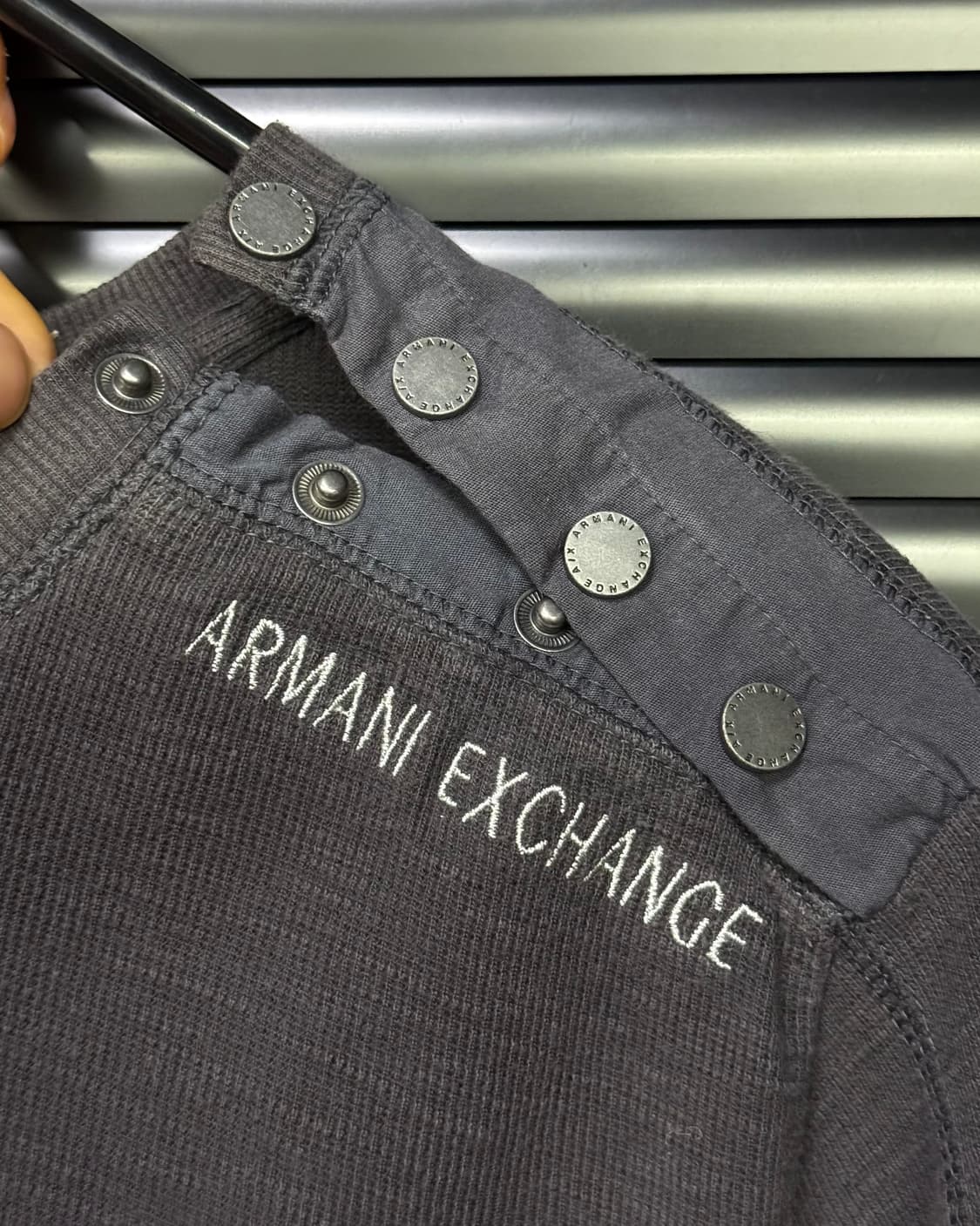 아르마니 익스체인지 알마니 그레이 어깨 단추 절개 니트 긴팔 롱슬리브리스 상품이미지5