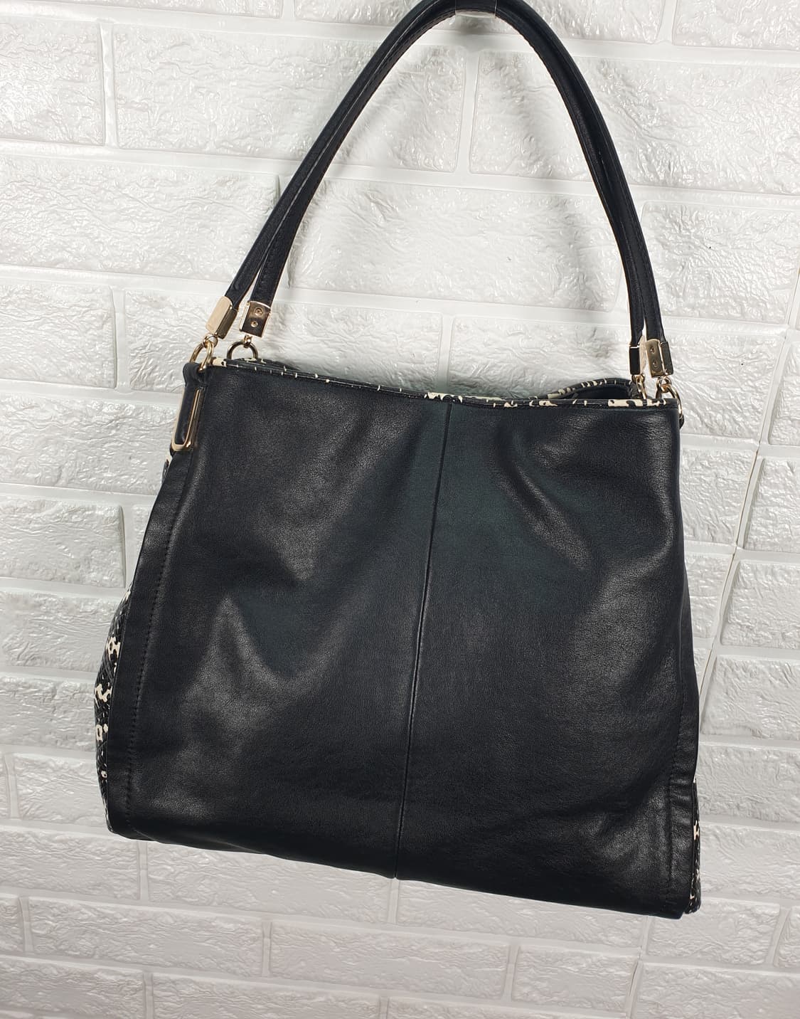 코치 뱀피 엠보싱 레더 숄더백 상품이미지4