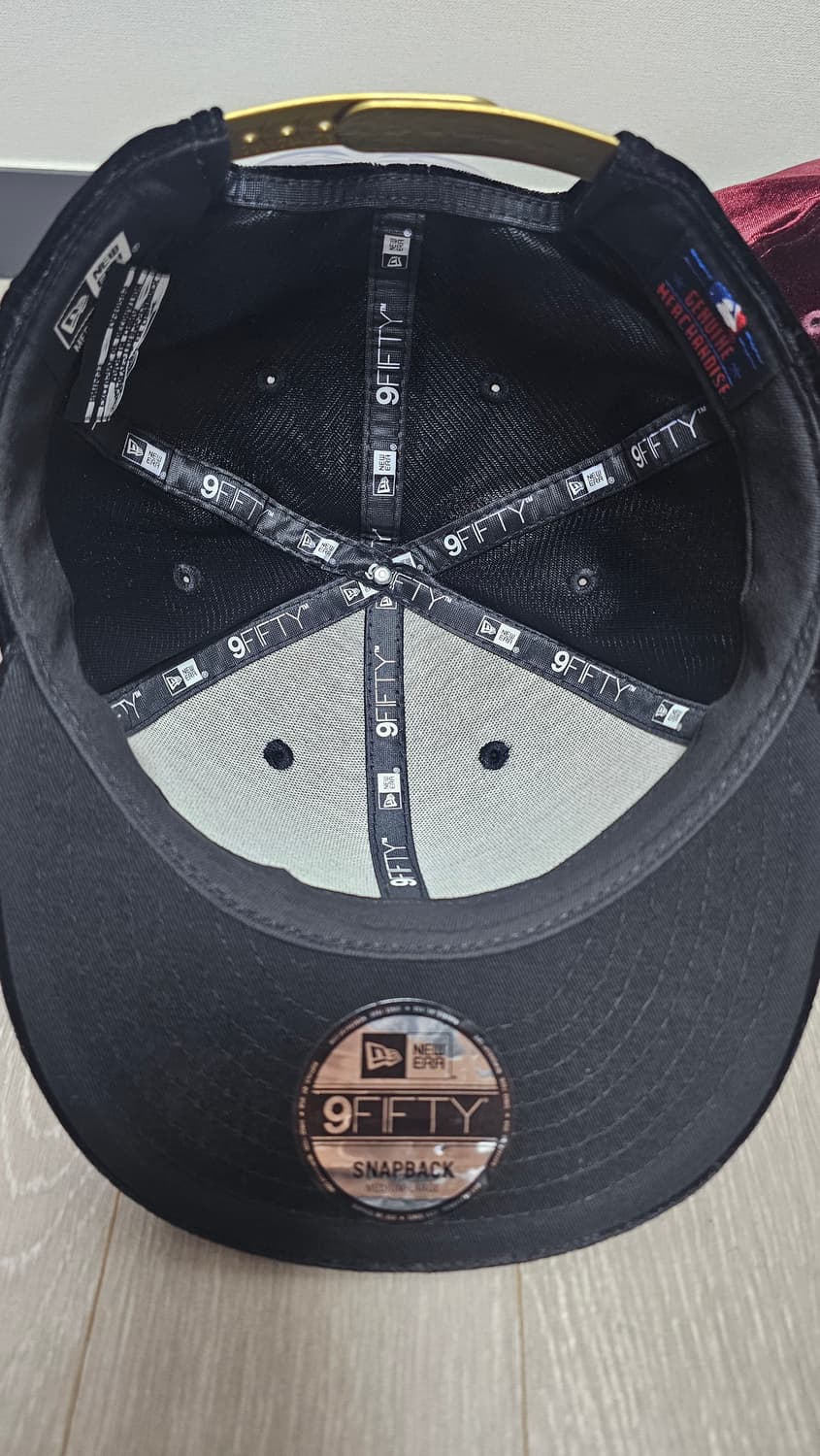 뉴에라 뉴옥양키스 벨루어 스냅백 블랙 (미디움라지) 상품이미지4