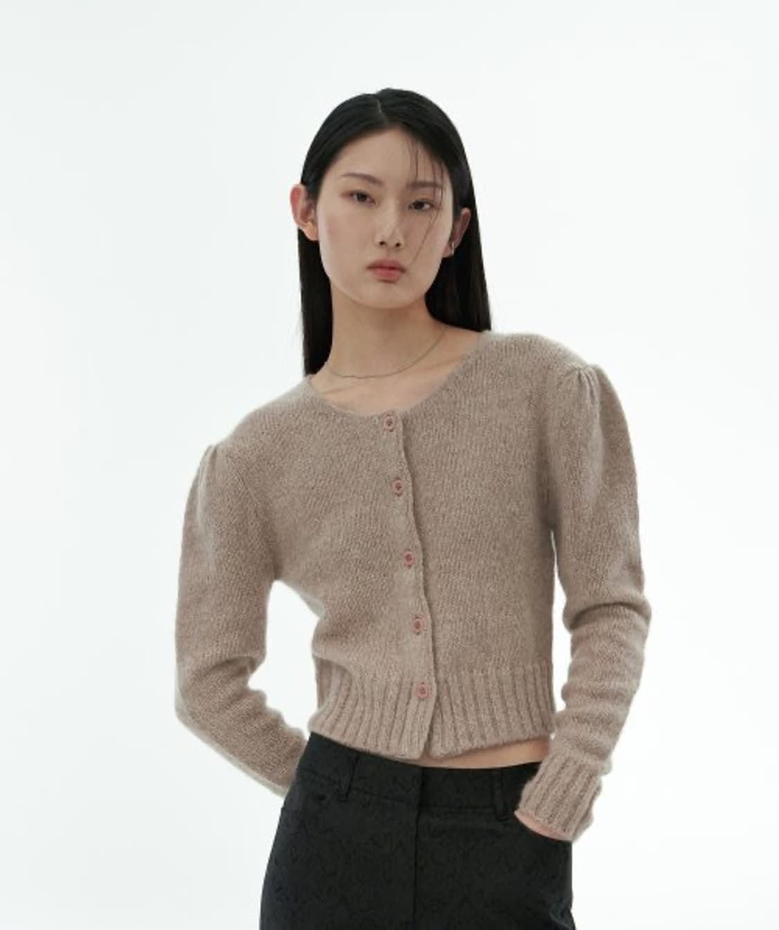 AMOMENTO(아모멘토) 셔링 퍼프 크롭 가디건 상품이미지1