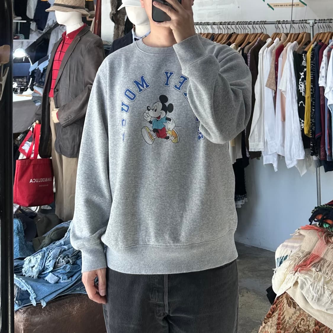 (착용컷) GU x Disney 미키마우스 스웻 셔츠 (남성용 103) 상품이미지3
