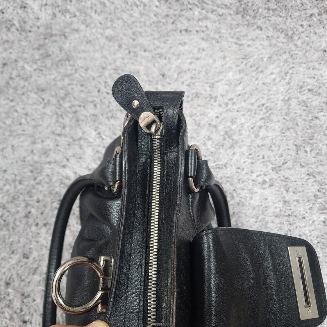 페라가모 은장 간치니로고 숄더백 상품이미지8