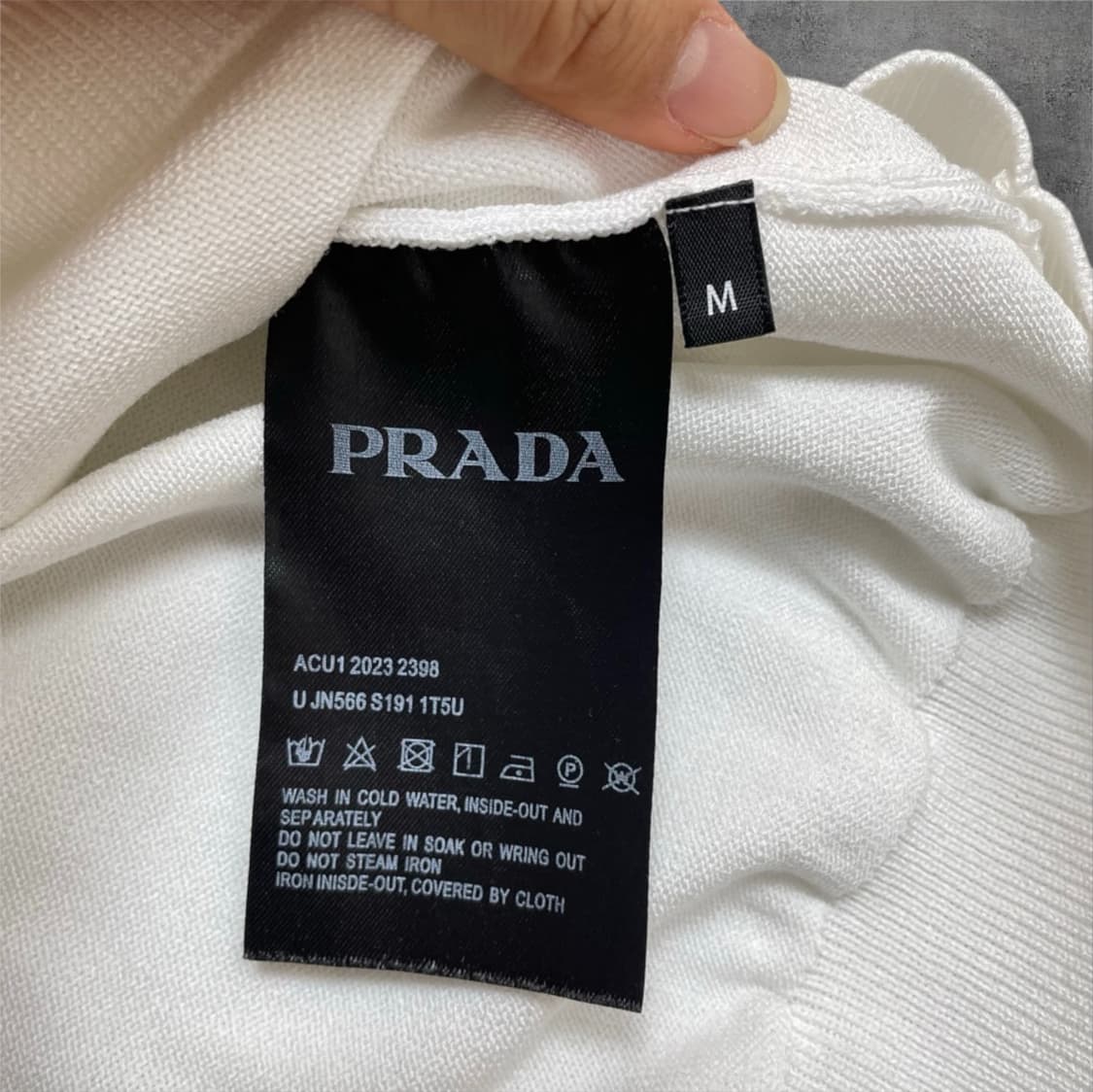 프라다 Prada 화이트 트라이앵글 로고 반팔 카라 니트 M 상품이미지3