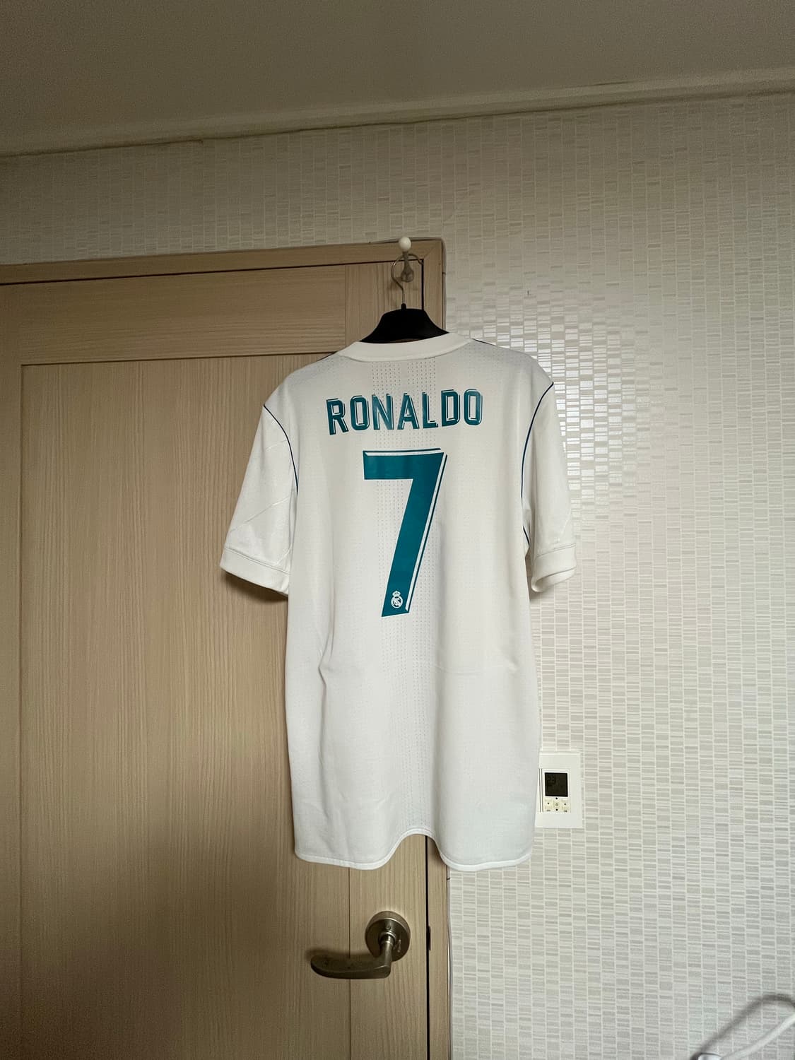 [L]레알마드리드 17-18 어센틱 유니폼 호날두 상품이미지2