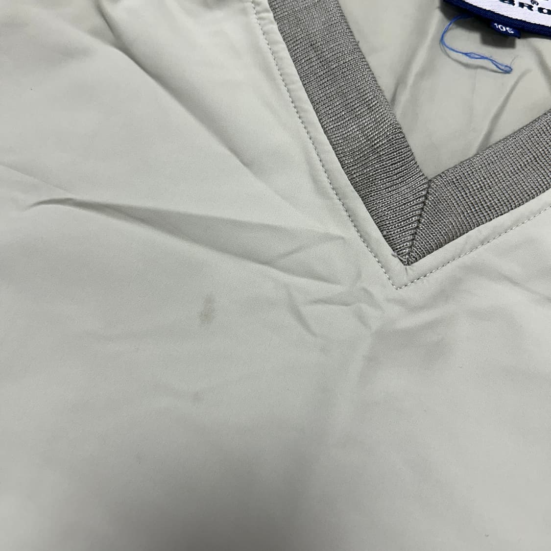 엄브로 올드스쿨 빅로고 브이넥 웜업(105) 상품이미지5