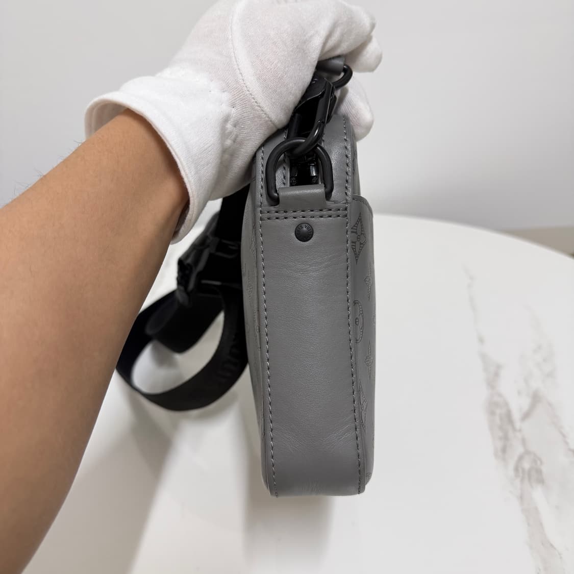 A / 루이비통 쉐도우 듀오 메신저백 그레이 상품이미지5