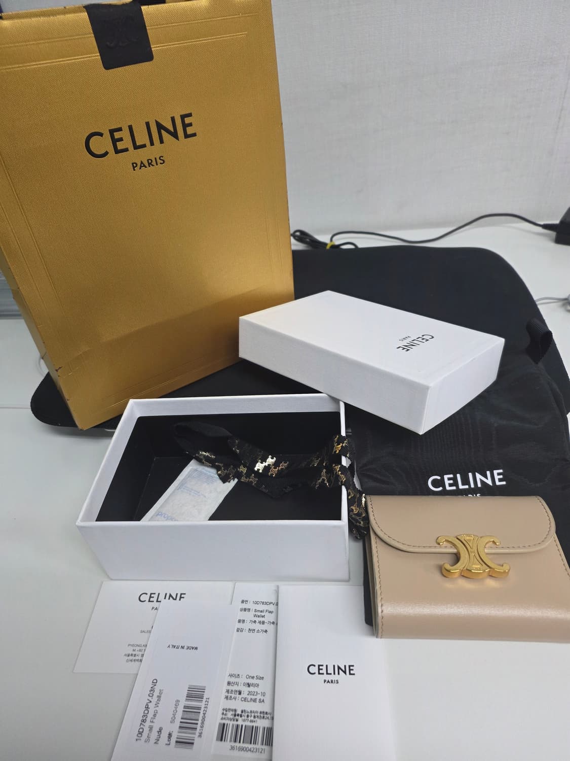 셀린느 트리옹프 반지갑 상품이미지1