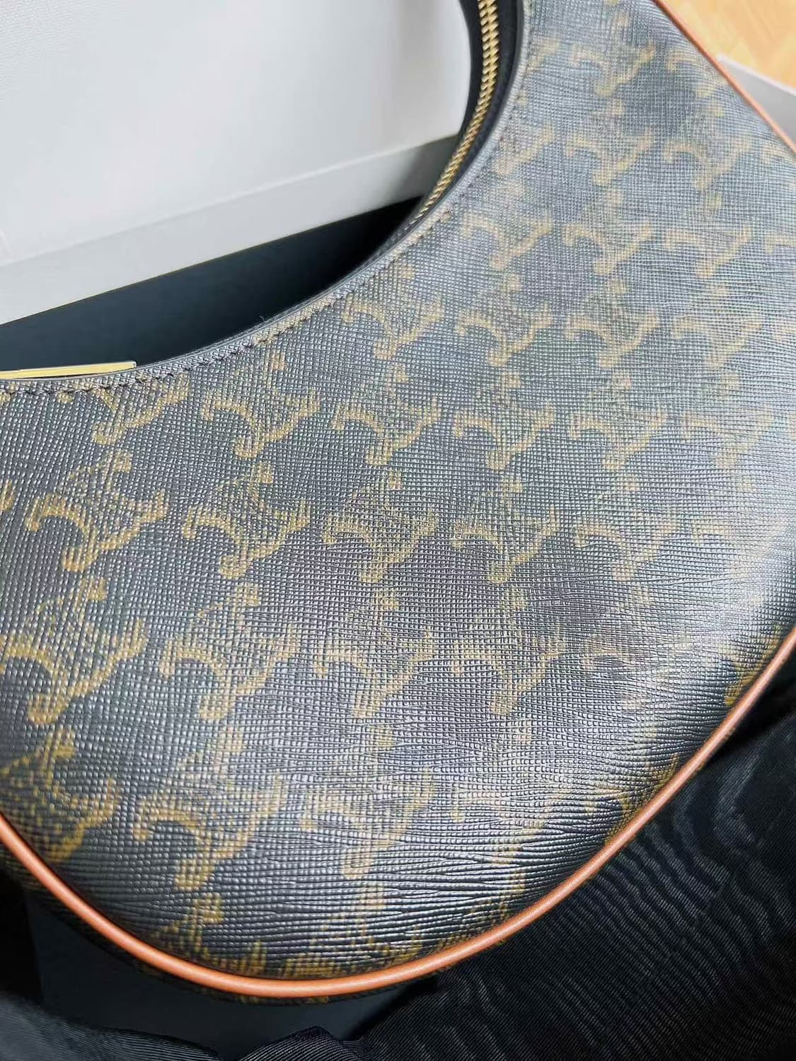 셀린느 트리옹프 캔버스 & 카프스킨 아바백 탄 193952BZJ 상품이미지6