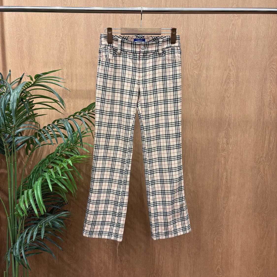 버버리 블루 라벨 스트레이트 팬츠 노바 체크 패턴 부츠컷 디테일 베이지 상품이미지1