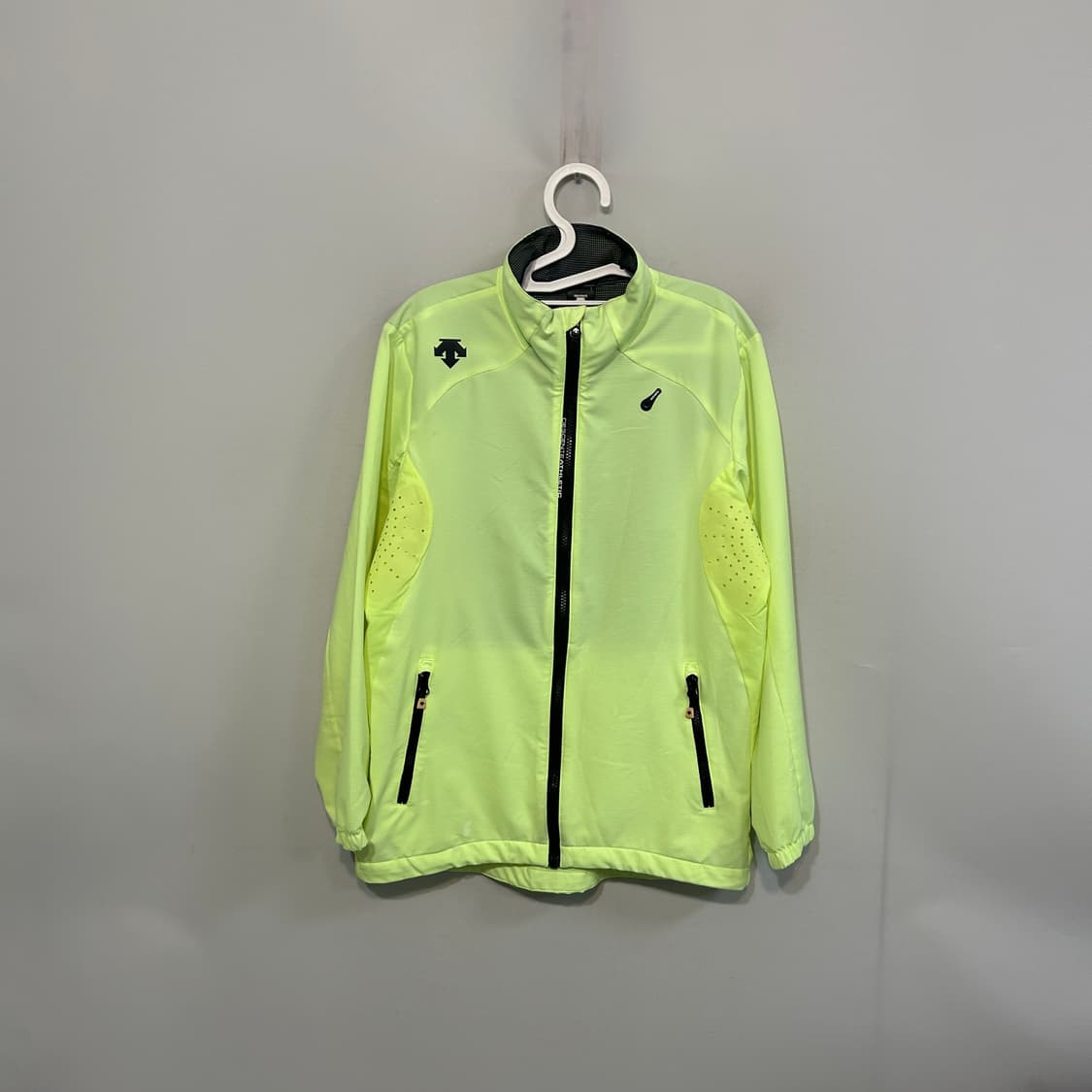 데상트 남성 형광 바람막이 95 상품이미지1